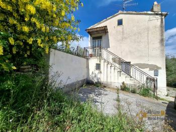 Cosy three-bedroom country house with 6.700 sqm of land, olive grove, two cellars and garage. Fossalto.
