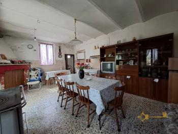 Cosy three-bedroom country house with 6.700 sqm of land, olive grove, two cellars and garage. Fossalto. Img5