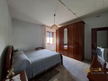 Cosy three-bedroom country house with 6.700 sqm of land, olive grove, two cellars and garage. Fossalto. Img20