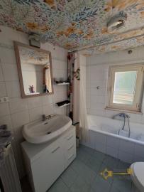 Characterful four-bedroom town house in habitable conditions at just 10 minutes from the beach. Casalbordino Img14