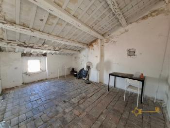 Characterful four-bedroom town house in habitable conditions at just 10 minutes from the beach. Casalbordino Img29