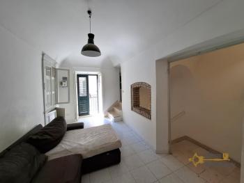 Characterful four-bedroom town house in habitable conditions at just 10 minutes from the beach. Casalbordino