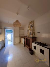 Characterful four-bedroom town house in habitable conditions at just 10 minutes from the beach. Casalbordino Img7