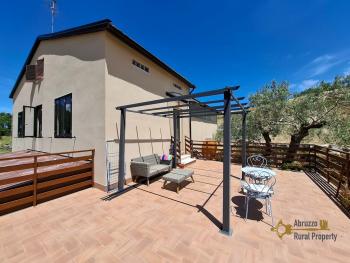 Stunning, fully restored country retreat with 7 hectares of land with olive grove, woodland and breathtaking views Img33