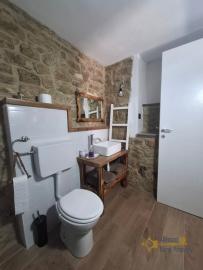 Charming recently restored stone house with two bedrooms, vaulted ceilings, exposed stone and bricks. Torrebruna. Img9