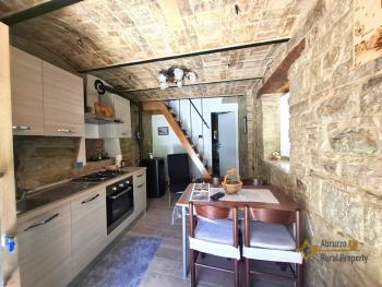 Charming recently restored stone house with two bedrooms, vaulted ceilings, exposed stone and bricks. Torrebruna. Img2