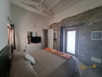 Charming recently restored stone house with two bedrooms, vaulted ceilings, exposed stone and bricks. Torrebruna. Img13