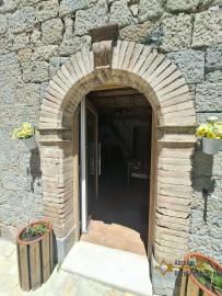 Charming recently restored stone house with two bedrooms, vaulted ceilings, exposed stone and bricks. Torrebruna. Img18