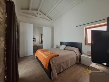 Charming recently restored stone house with two bedrooms, vaulted ceilings, exposed stone and bricks. Torrebruna. Img10