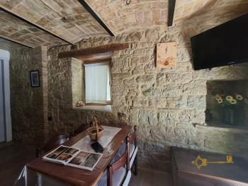 Charming recently restored stone house with two bedrooms, vaulted ceilings, exposed stone and bricks. Torrebruna. Img5
