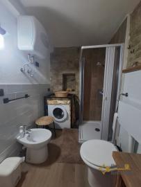 Charming recently restored stone house with two bedrooms, vaulted ceilings, exposed stone and bricks. Torrebruna. Img8