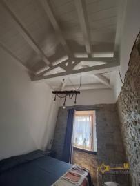 Charming recently restored stone house with two bedrooms, vaulted ceilings, exposed stone and bricks. Torrebruna. Img15
