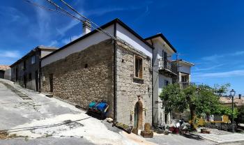 Charming recently restored stone house with two bedrooms, vaulted ceilings, exposed stone and bricks. Torrebruna. Img20