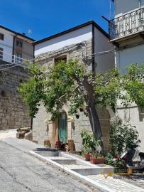 Charming recently restored stone house with two bedrooms, vaulted ceilings, exposed stone and bricks. Torrebruna.