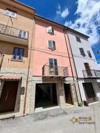 Move-in Ready Three-Bedroom Town House with Garage in the Heart of Castiglione Messer Marino Img38