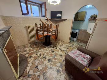 Move-in Ready Three-Bedroom Town House with Garage in the Heart of Castiglione Messer Marino Img9