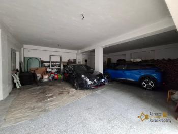 Beautiful, detached five- bedroom town house with two habitable units located in the green area in the Maiella park. Two large garages, terrace and balcony with panoramic view. Lettopalena. Img41