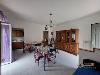 Beautiful, detached five- bedroom town house with two habitable units located in the green area in the Maiella park. Two large garages, terrace and balcony with panoramic view. Lettopalena. Img2