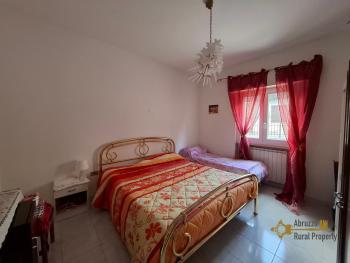 Beautiful, detached five- bedroom town house with two habitable units located in the green area in the Maiella park. Two large garages, terrace and balcony with panoramic view. Lettopalena. Img12