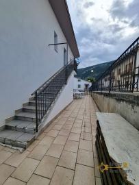 Beautiful, detached five- bedroom town house with two habitable units located in the green area in the Maiella park. Two large garages, terrace and balcony with panoramic view. Lettopalena. Img21