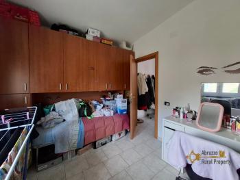 Beautiful, detached five- bedroom town house with two habitable units located in the green area in the Maiella park. Two large garages, terrace and balcony with panoramic view. Lettopalena. Img34