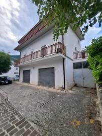Beautiful, detached five- bedroom town house with two habitable units located in the green area in the Maiella park. Two large garages, terrace and balcony with panoramic view. Lettopalena. Img39