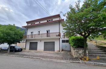 Beautiful, detached five- bedroom town house with two habitable units located in the green area in the Maiella park. Two large garages, terrace and balcony with panoramic view. Lettopalena.