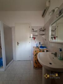 Beautiful, detached five- bedroom town house with two habitable units located in the green area in the Maiella park. Two large garages, terrace and balcony with panoramic view. Lettopalena. Img17