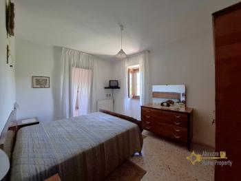 Beautiful, detached town house with 4 bedrooms, large cellar, garage and 655 sqm of land. Guardiabruna. Img14