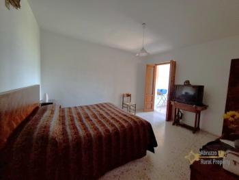 Beautiful, detached town house with 4 bedrooms, large cellar, garage and 655 sqm of land. Guardiabruna. Img11