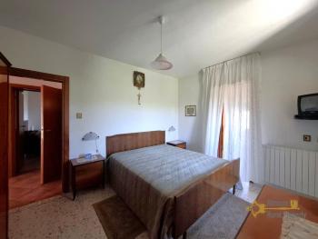 Beautiful, detached town house with 4 bedrooms, large cellar, garage and 655 sqm of land. Guardiabruna. Img13