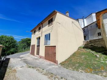 Beautiful, detached town house with 4 bedrooms, large cellar, garage and 655 sqm of land. Guardiabruna. Img39