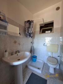 Beautiful, detached town house with 4 bedrooms, large cellar, garage and 655 sqm of land. Guardiabruna. Img24