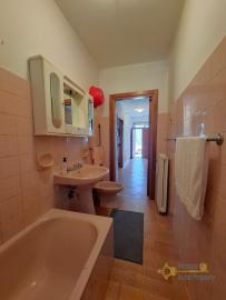 Beautiful, detached town house with 4 bedrooms, large cellar, garage and 655 sqm of land. Guardiabruna. Img22