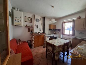 Beautiful, detached town house with 4 bedrooms, large cellar, garage and 655 sqm of land. Guardiabruna.