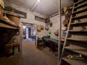 Beautiful, detached town house with 4 bedrooms, large cellar, garage and 655 sqm of land. Guardiabruna. Img30