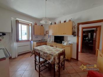 Beautiful, detached town house with 4 bedrooms, large cellar, garage and 655 sqm of land. Guardiabruna. Img4