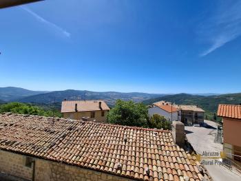 Beautiful, detached town house with 4 bedrooms, large cellar, garage and 655 sqm of land. Guardiabruna. Img20