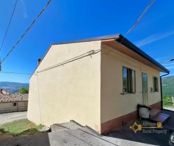Beautiful, detached town house with 4 bedrooms, large cellar, garage and 655 sqm of land. Guardiabruna.
