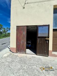 Beautiful, detached town house with 4 bedrooms, large cellar, garage and 655 sqm of land. Guardiabruna. Img33