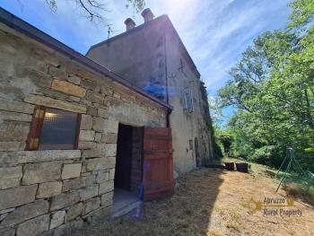 Traditional stone country house in a private woodland setting with 13,000 sqm of land. Castiglione Messer Marino Img16