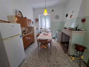 Two-bedroom stone house with vaulted ceilings, stone cellar and small vegetable garden. Castelbottaccio Img1