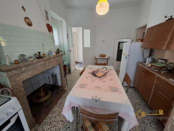 Two-bedroom stone house with vaulted ceilings, stone cellar and small vegetable garden. Castelbottaccio Img7