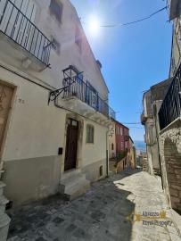 Two-bedroom stone house with vaulted ceilings, stone cellar and small vegetable garden. Castelbottaccio Img28