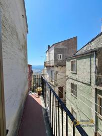 Two-bedroom stone house with vaulted ceilings, stone cellar and small vegetable garden. Castelbottaccio Img18