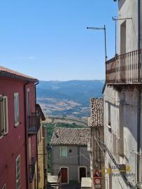 Two-bedroom stone house with vaulted ceilings, stone cellar and small vegetable garden. Castelbottaccio Img19