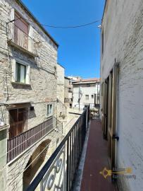 Two-bedroom stone house with vaulted ceilings, stone cellar and small vegetable garden. Castelbottaccio Img20
