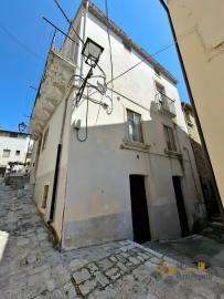 Two-bedroom stone house with vaulted ceilings, stone cellar and small vegetable garden. Castelbottaccio Img25