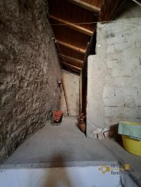 Two-bedroom stone house with vaulted ceilings, stone cellar and small vegetable garden. Castelbottaccio Img24