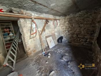 Two-bedroom town house in perfect conditions with two cellars. Celenza Sul Trigno Img23